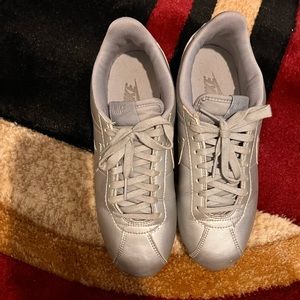 Nike women’s sneaker size 8